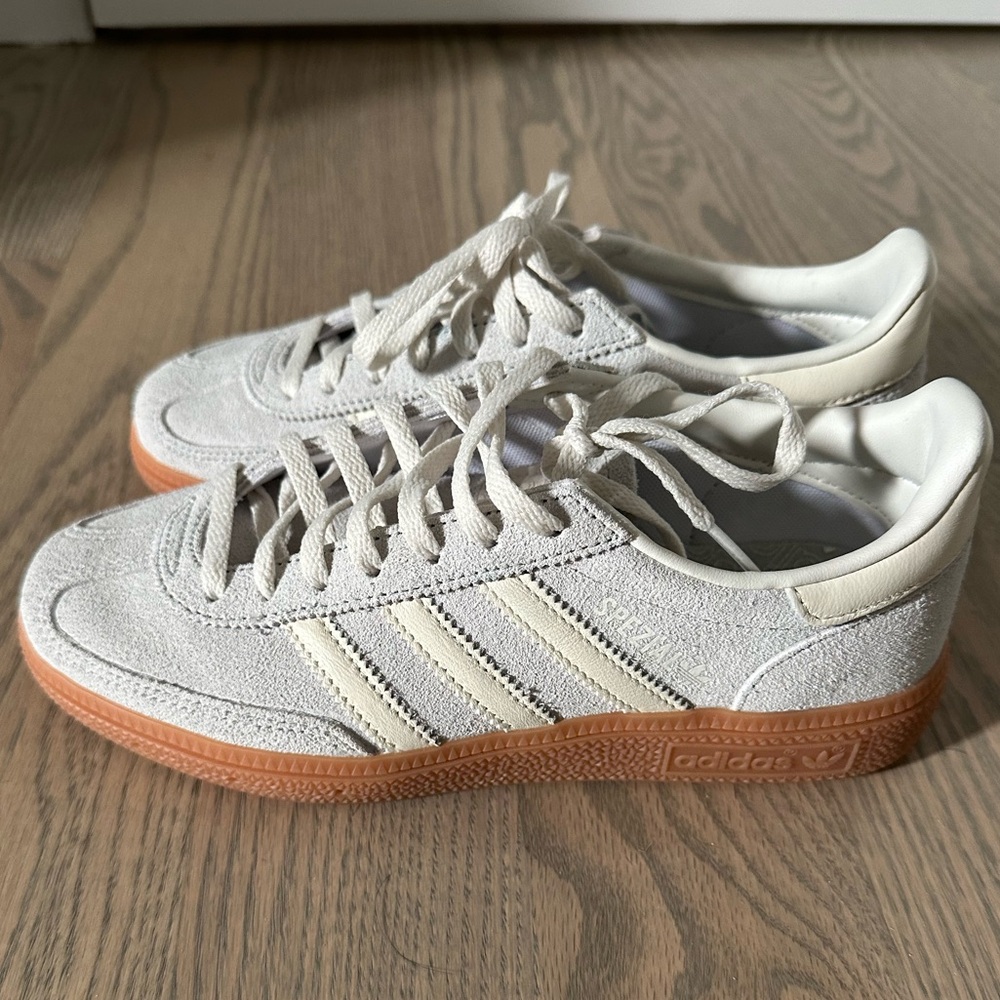 Adidas Handball Spezial Sneaker in Wonder Silver/Gum - Like New & SOLD OUT!